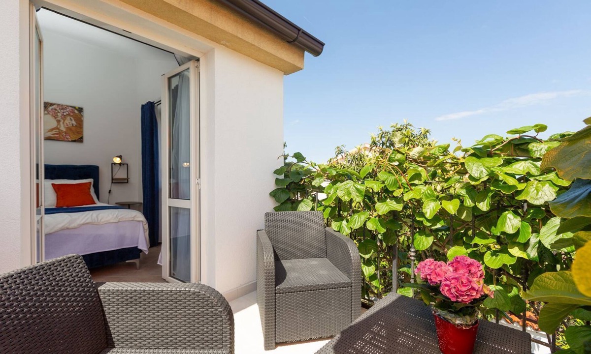 Brulo Apartment | Bright apartment just 350 metres from the beach with sea views and a lovely terrace