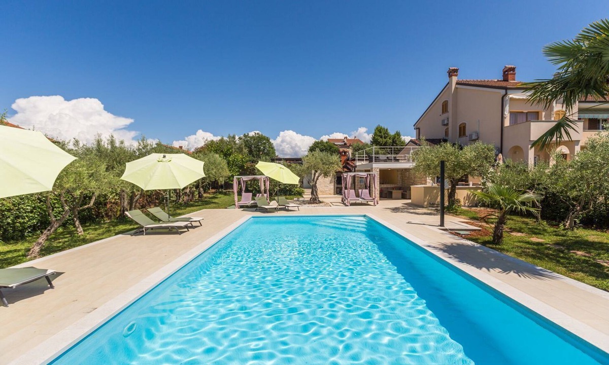 Mali Maj Apartment | Bright flat just 250 metres from the beach with sea views, pool, barbecue, washing machine