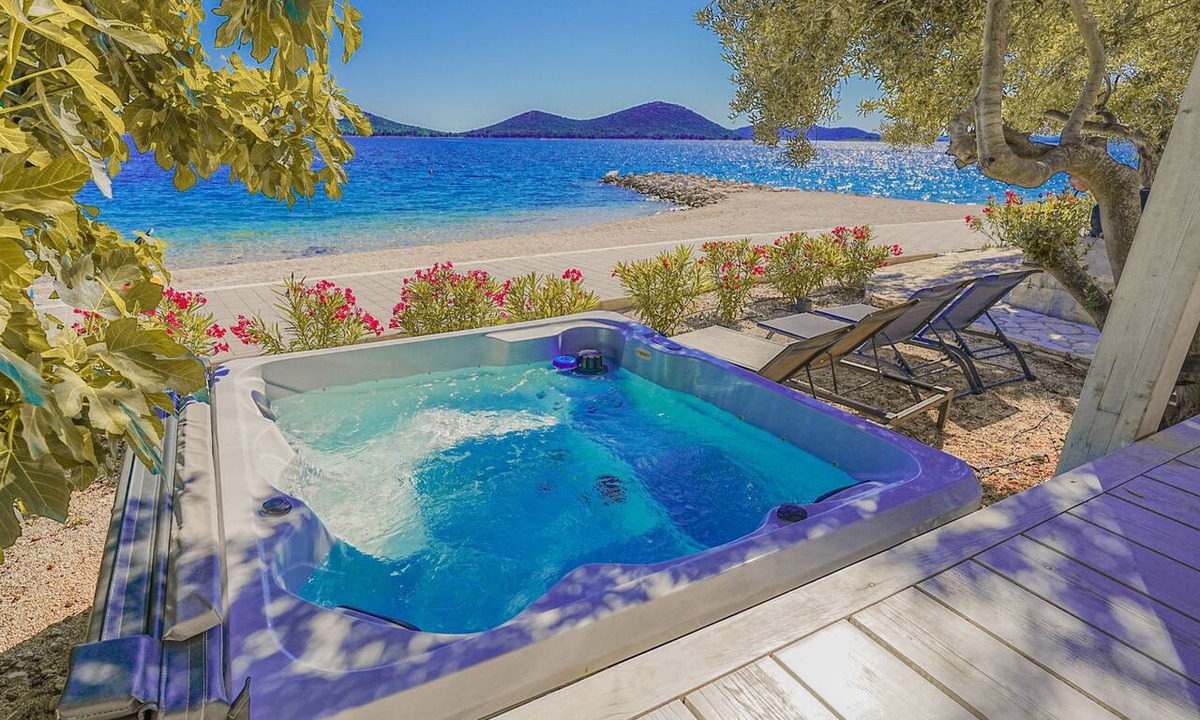 Drage House | BUQEZ Beach Villas 81 & 28 – Side by side