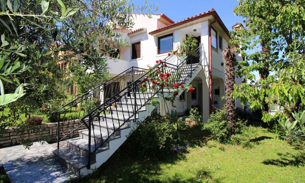 Brulo Apartment | Charming flat with private balcony, private parking, WiFi and only 700 metres to the beach