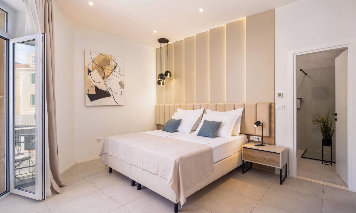 Split Hotel | Charming hotel suite with balcony in Split city centre with WiFi, AC