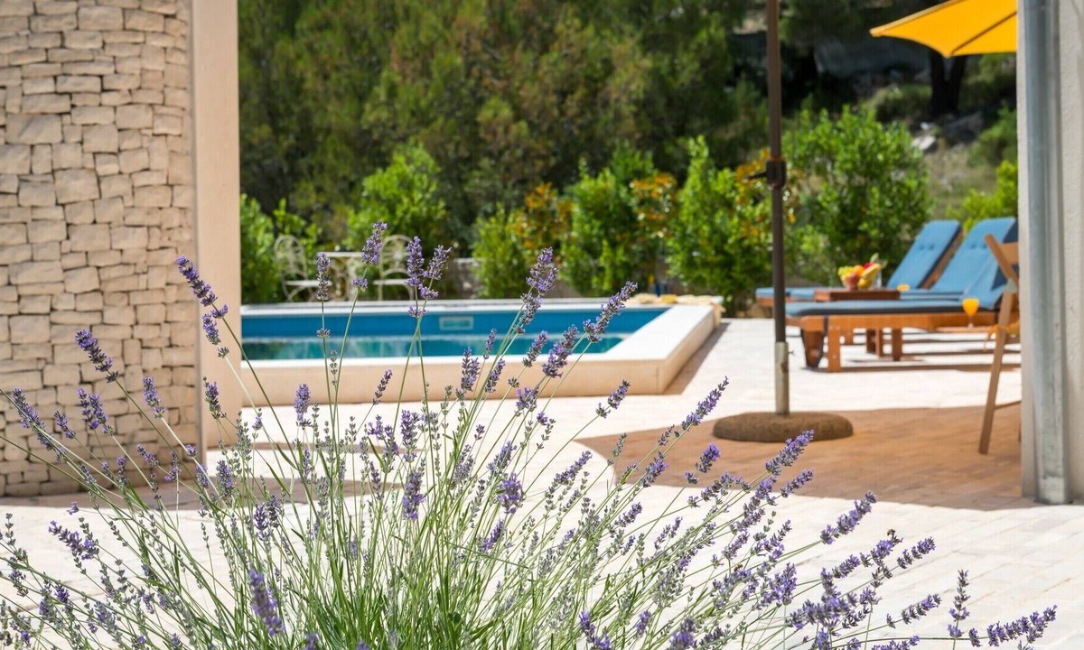 Milna (Brac) Villa | Charming Villa 20m from the Beach, Pool, 6 bedrooms, Garden, Free WiFi & Parking