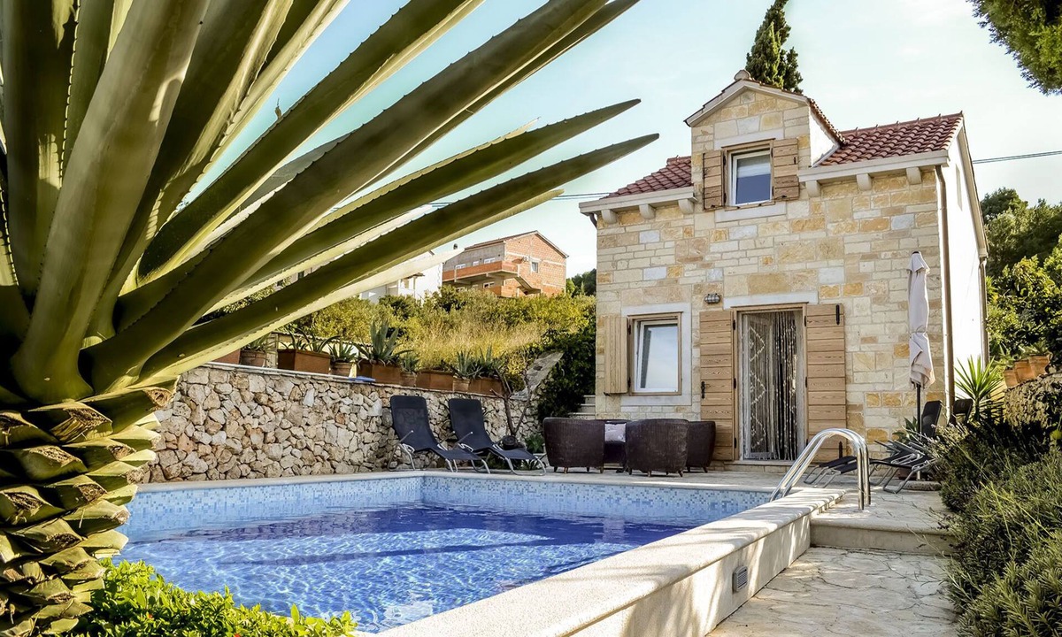Supetar Villa | Charming Villa with pool in the heart of Supetar