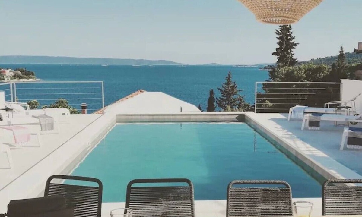 Seget Vranjica Apartment | Chic 2 room apartment, 2 bathrooms, heated pool, sea view, close to Trogir