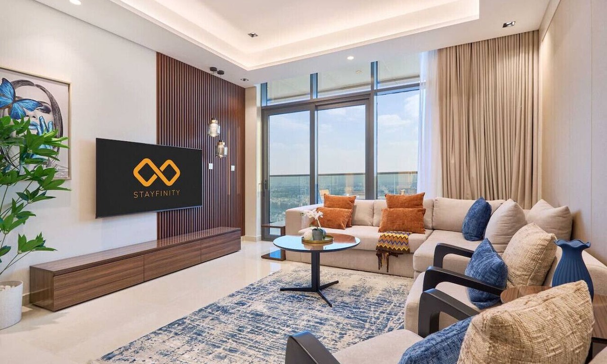 Business Bay Condo | City-Center 1BR Retreat | Pool & Gym