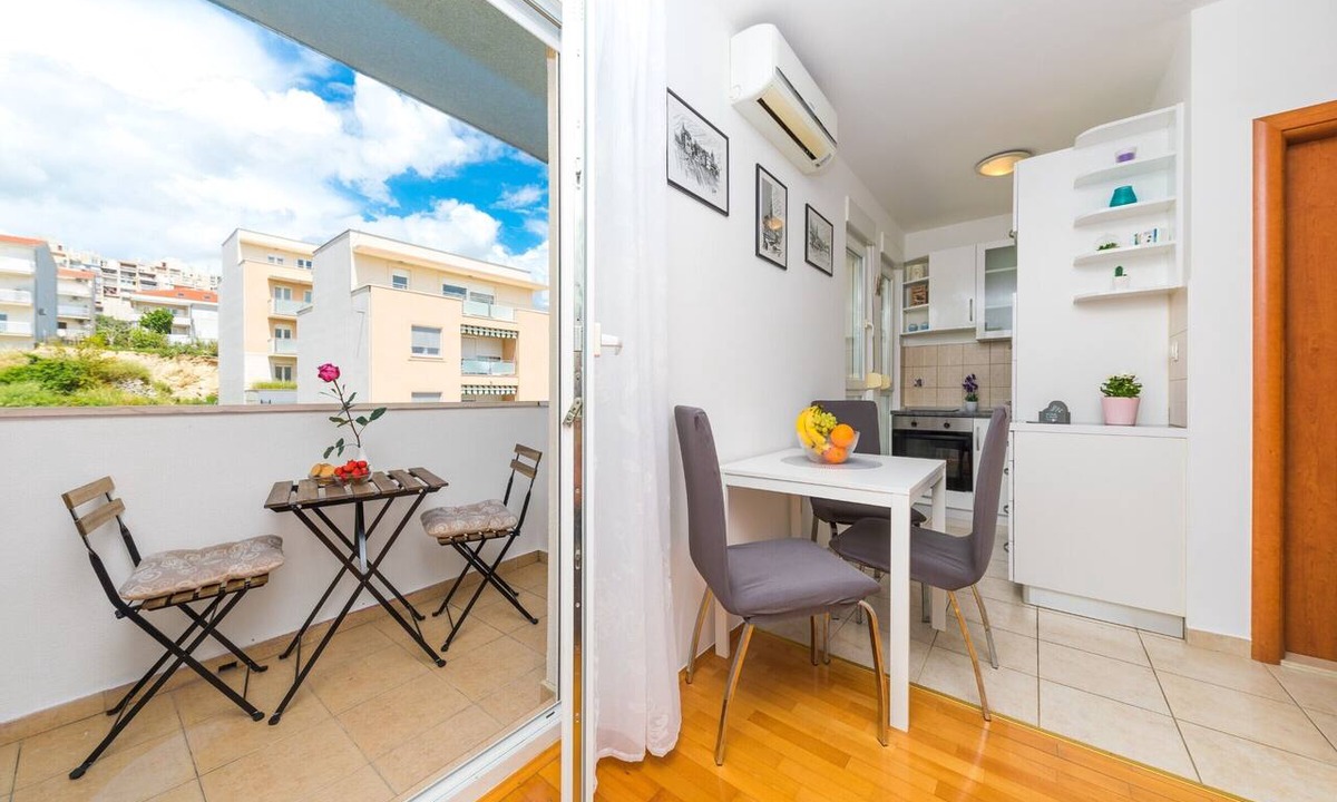 Znjan Apartment | Close to Znjan beach, spacious studio with balcony