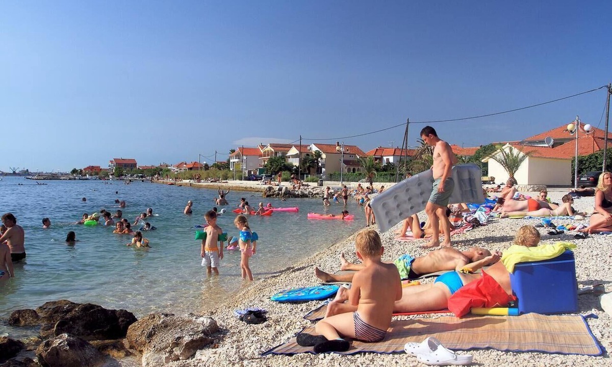 Bibinje Apartment | Comfortable and spacious apartment near beach Bibinje, Zadar (A-5792-a)