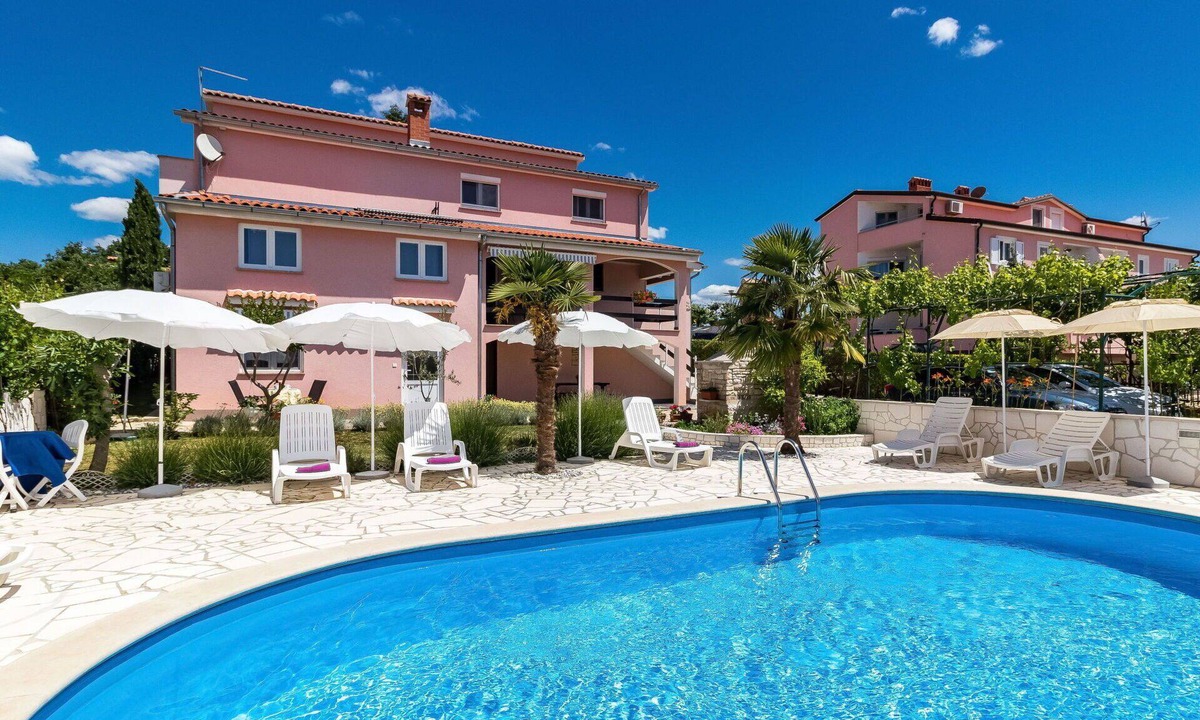 Nova Vas Apartment | Cosy apartment for 3 people with A/C, pool, WIFI, TV and terrace