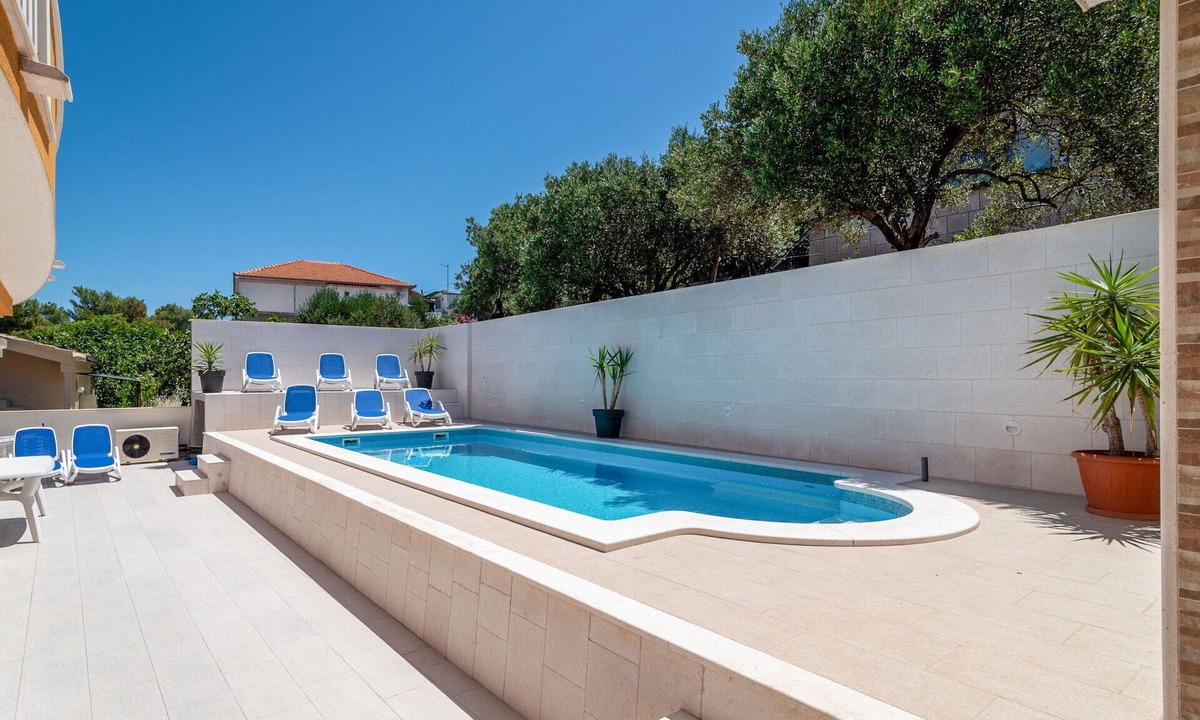 Arbanija Apartment | Cosy apartment for 4 guests with WIFI, A/C, pool, TV and terrace