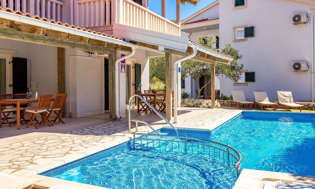 Kampor Apartment | Cosy apartment for 4 people with A/C, pool, WIFI, TV and terrace