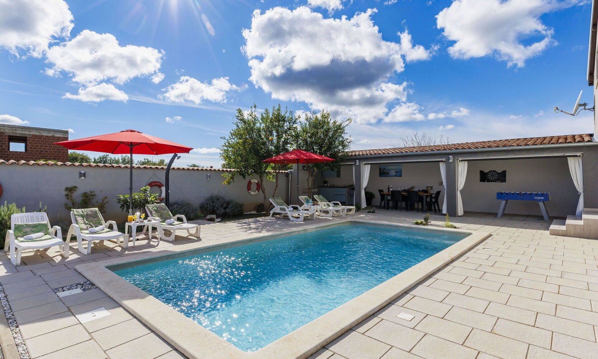 Loborika Apartment | Cosy apartment for 6 guests with A/C, WIFI, private pool, TV, terrace and pets allowed