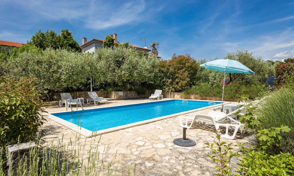 Frata Apartment | Cosy apartment for 8 people with A/C, pool, WIFI, TV, terrace and pets allowed