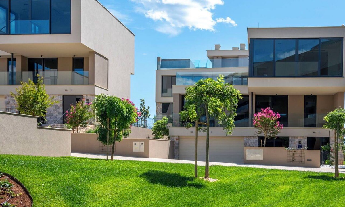 Savudrija House | Cosy apartment in villa for 8 people with A/C, WIFI, hot tub, pool, TV and terrace