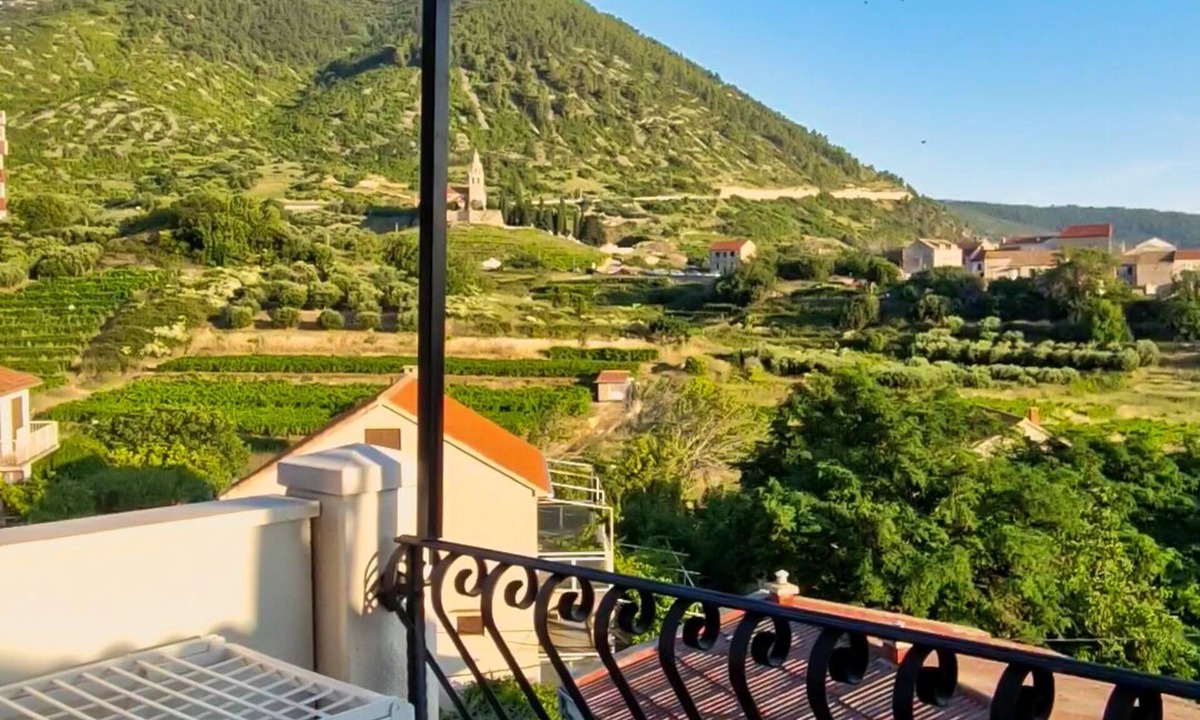 Komiza Apartment | Cozy 1-bedroom apartment with AC, WiFi, parking, terrace view, laundry