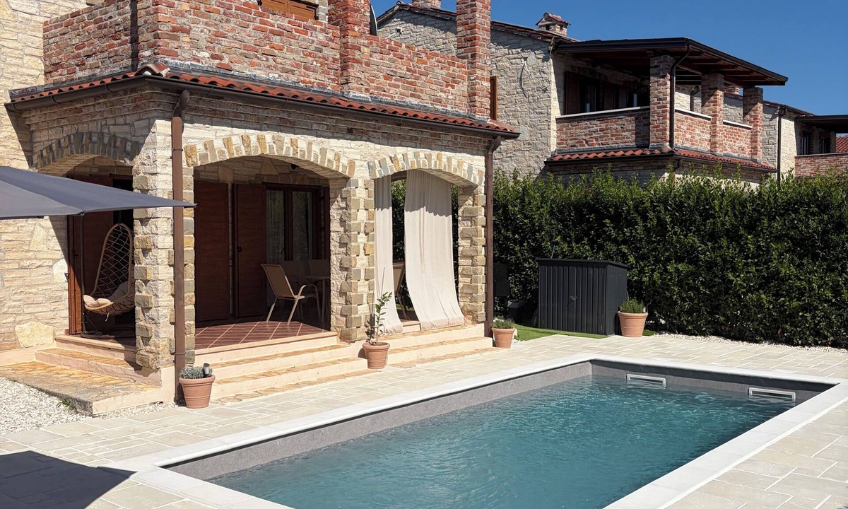Cabrunici House | Cozy 4-bedroom house in perfect Čabrunići with pool.