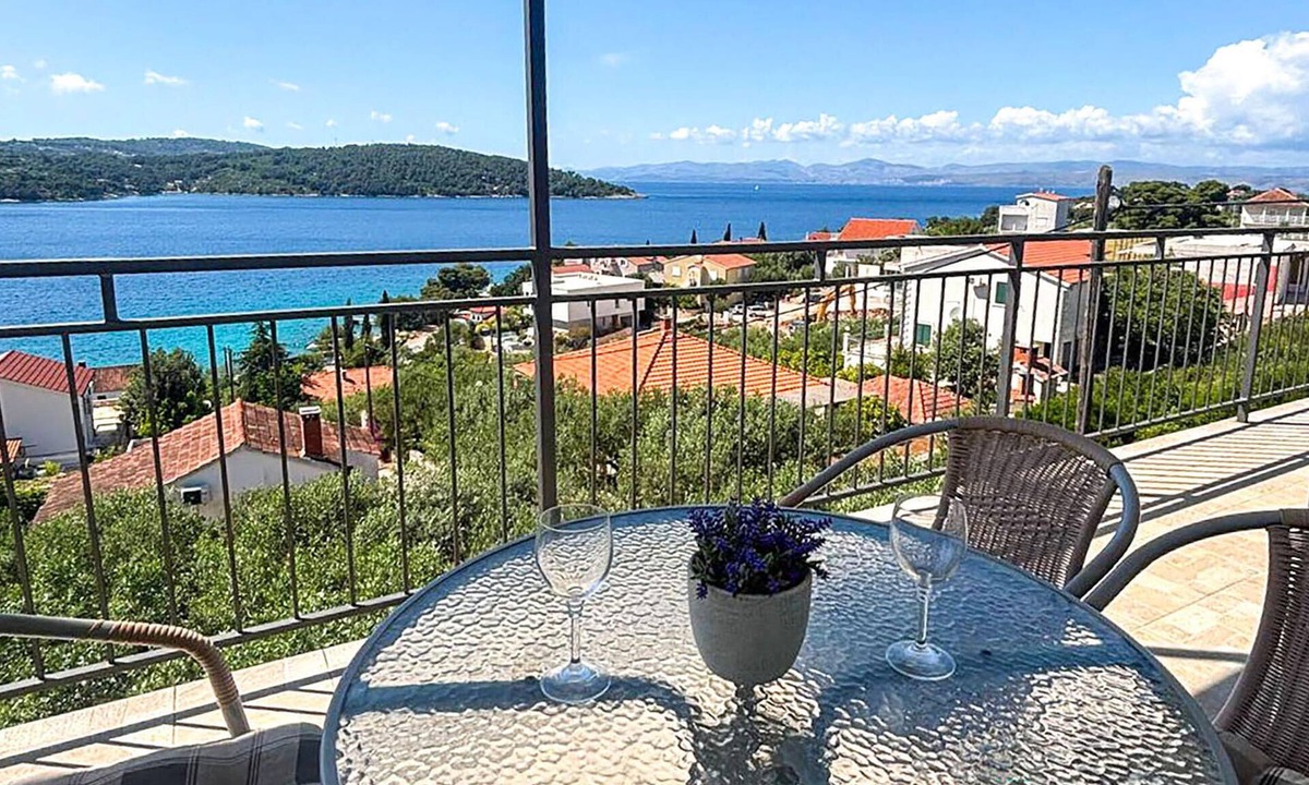 Necujam Apartment | Cozy apartment in Necujam with house sea view