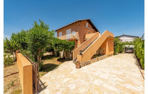 Nin Apartment | Cozy Apartment In Privlaka With Wifi