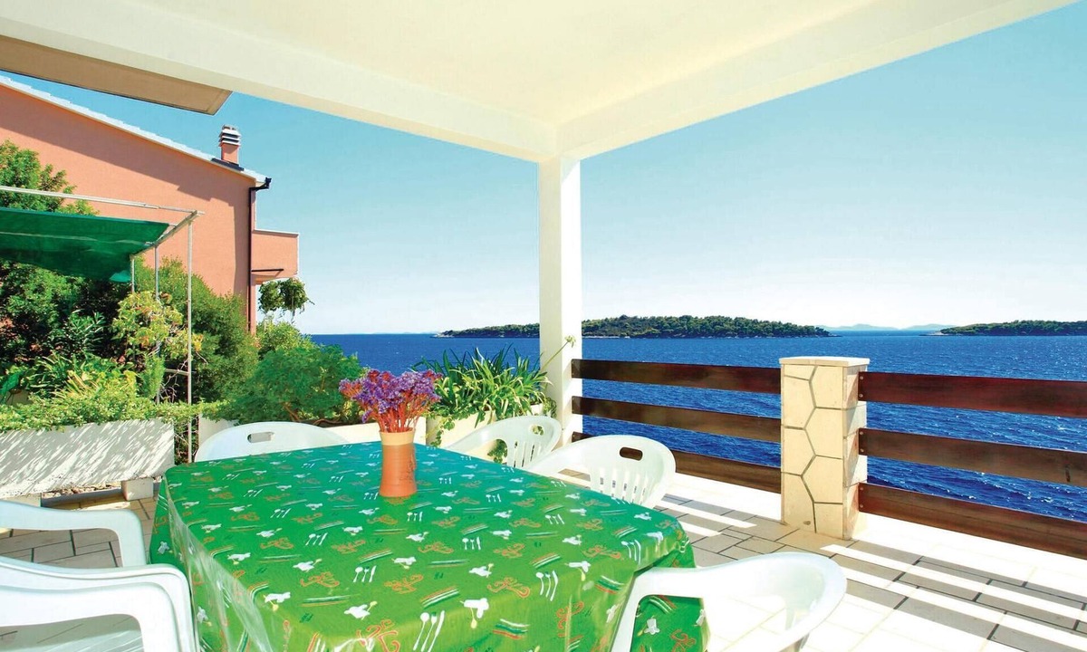 Prizba Apartment | Cozy apartment in Prizba with house sea view