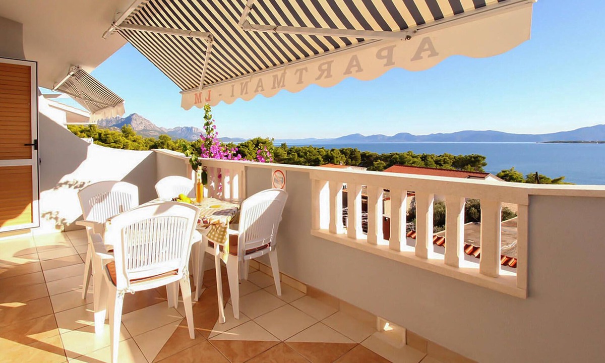 Blato Apartment | Cozy apartment in Zivogosce with house sea view