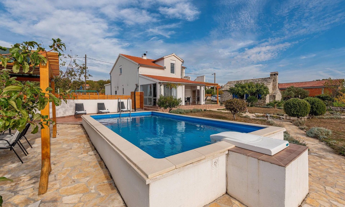 Velim House | Cozy home in Krkovic with sauna