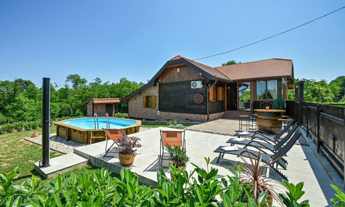 Vrbovec House | Cozy home in Vrbovec with sauna