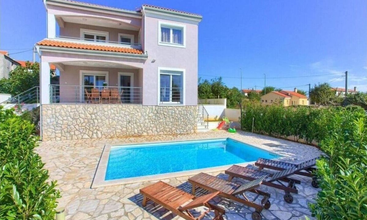 Milohnici Villa | Cozy Villa With Pool