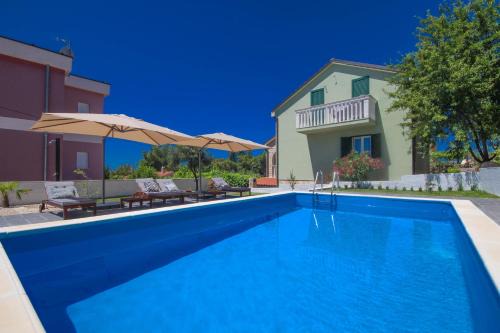 Jezera Apartment | Dandy apartment with pool 2 bedrooms