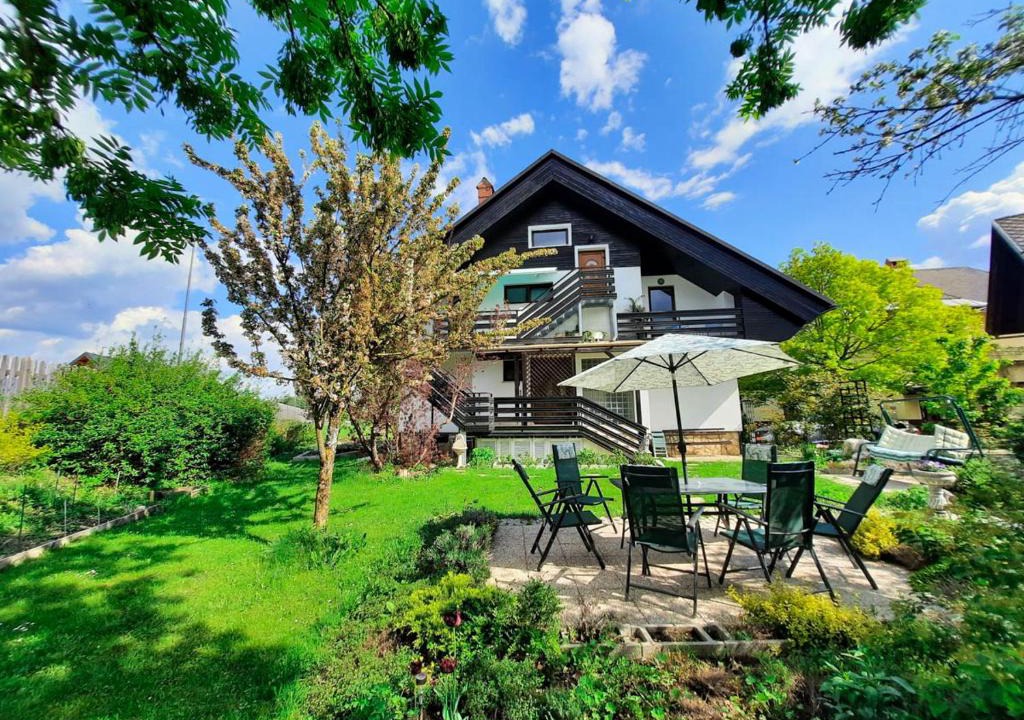 Bled Apartment | Deerwood-2-Storey Garden Apartment with Castle view Balcony