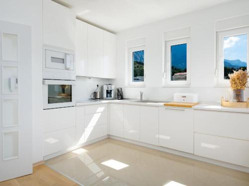 Baska Voda Apartment | Deluxe 3 bedroom apartment with sea view