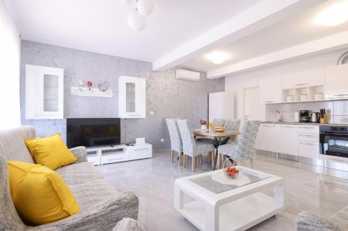 Gornji Karin Apartment | Deluxe Apartments Sanja with Seaview