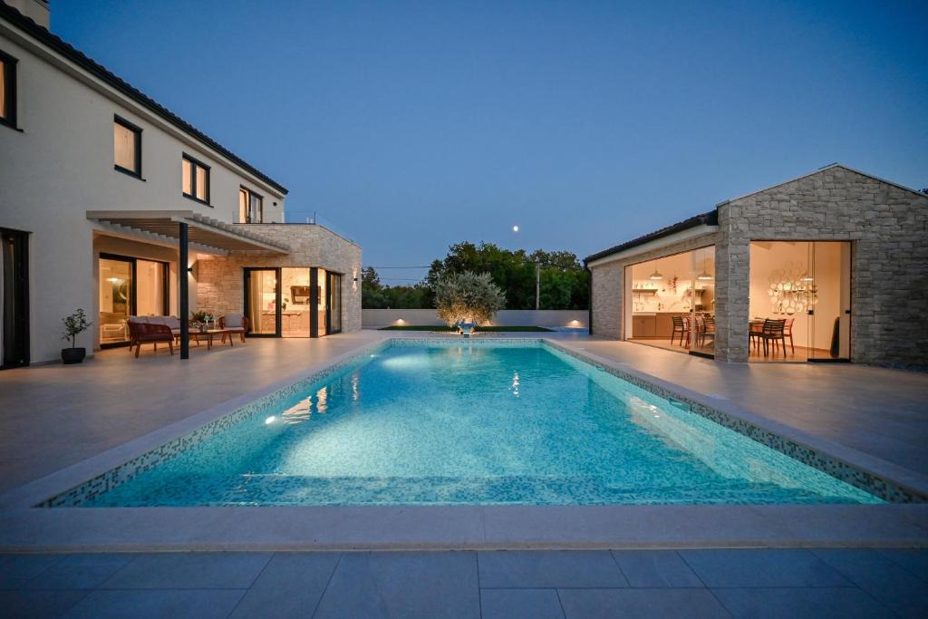 Kras Villa | Deluxe Villa Vonskari with Heated Pool and Complete Privacy