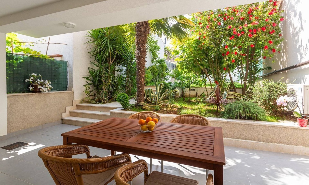 Brulo Apartment | Dog-friendly apartment with Mediterranean garden - 600 metres from the beach