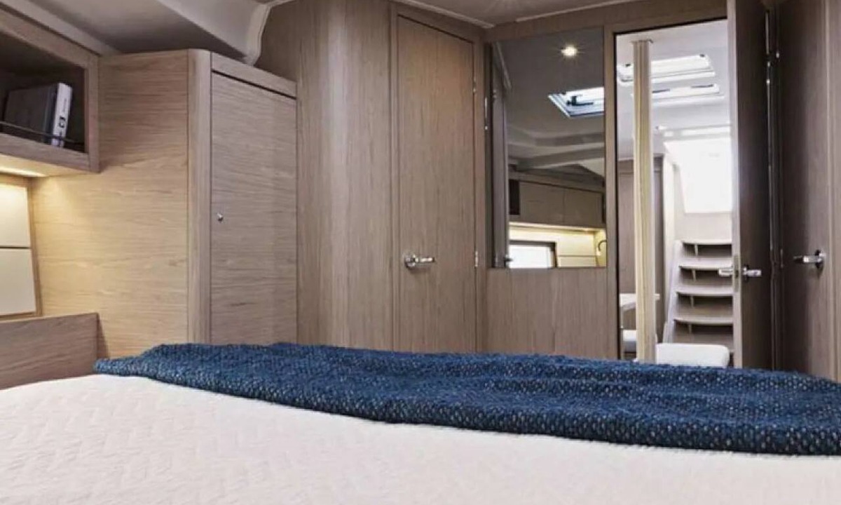 Komolac Boat Rental | Dubrovnik Delight: A Sun-Kissed Sailing Experience