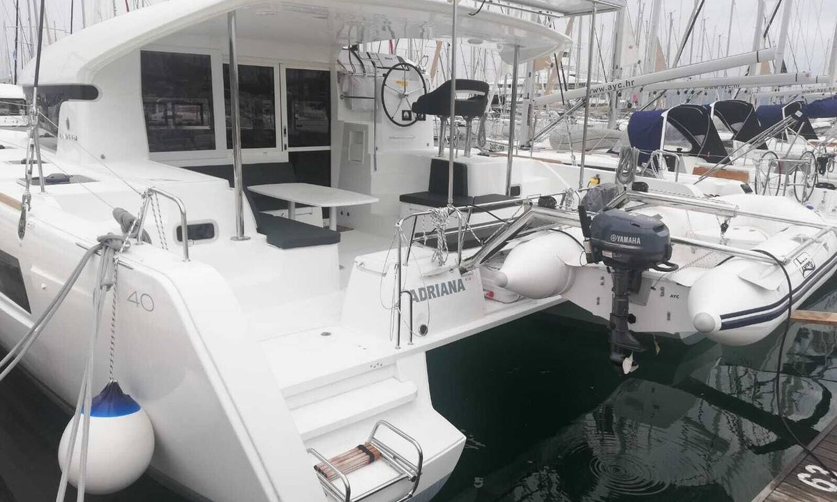 Komolac Boat Rental | Dubrovnik Delight: A Sun-Kissed Sailing Experience