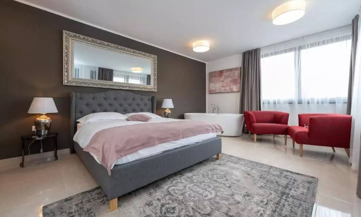 Plitvica Selo Bed & Breakfast | Dvokrevetna soba Deluxe s bračnim krevetom i kadom
