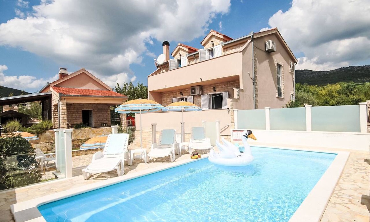 Muc House | für 8 Personen mit privatem Swimmingpool im Hinterland von Split by Interhome