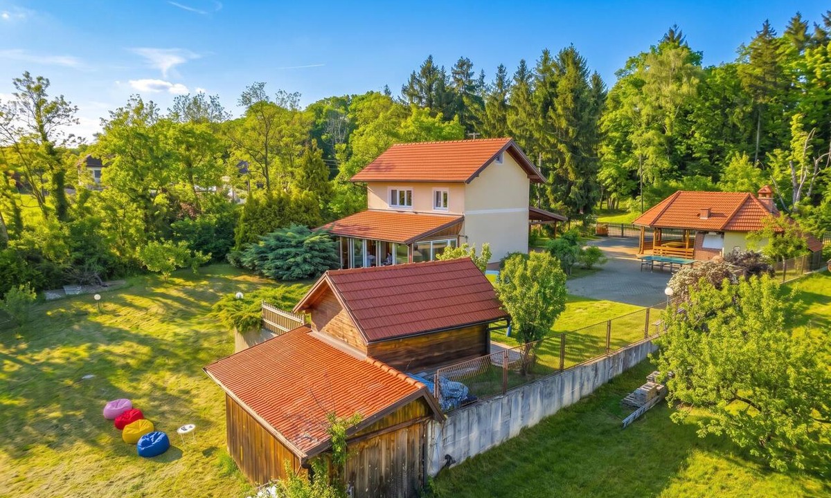 Kravarsko House | Family Retreat near Zagreb with Pool & Garden, Velika Buna, Croatia