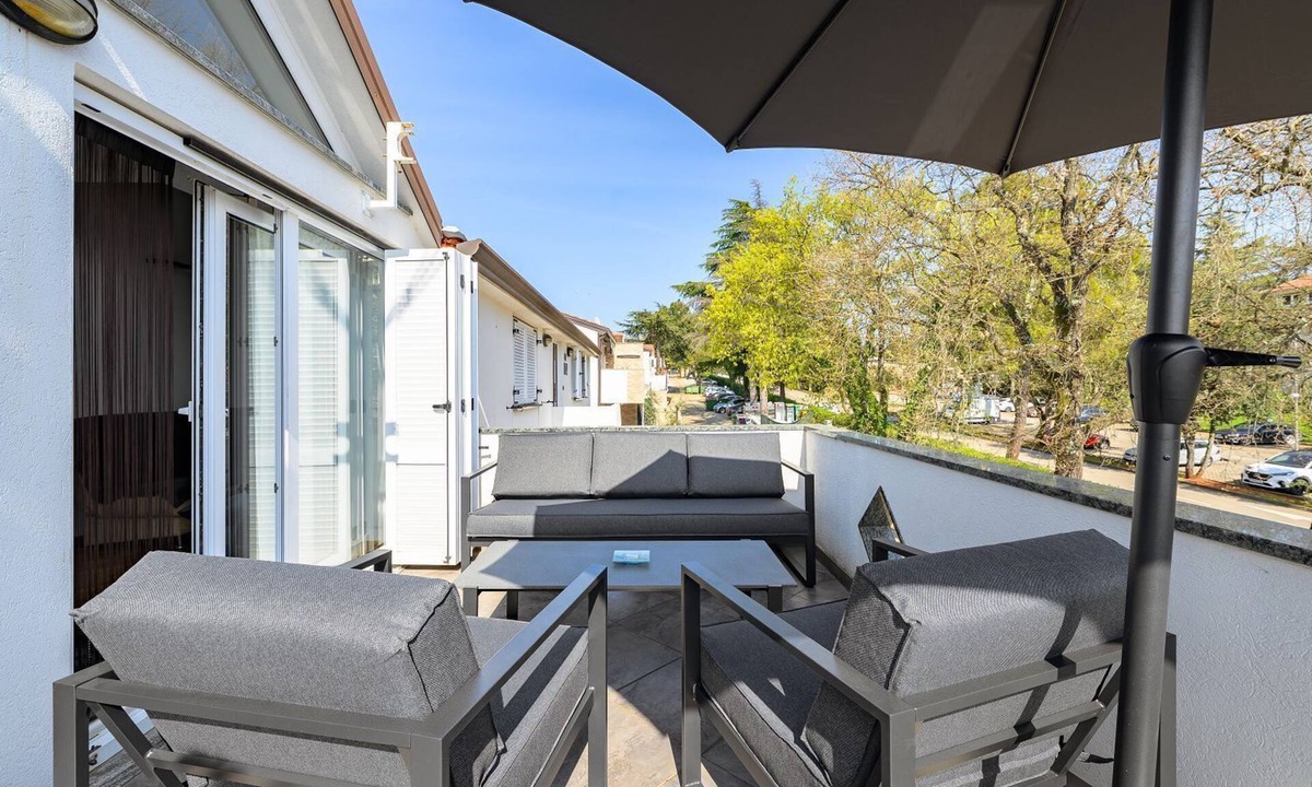 Katoro Apartment | Fantastic apartment just 300 metres from the beach with a view of the tennis court - dogs welcome