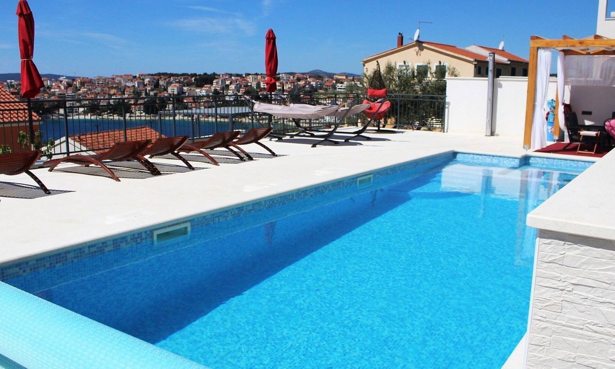 Businci Apartment | Ferienwohnung, Meerblick Terrasse beheizter Pool by Interhome