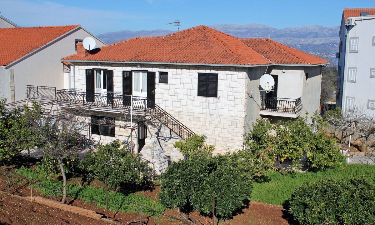 Supetar Apartment | Four-room apartment with terrace and sea view Supetar, Brač (A-6040-a)