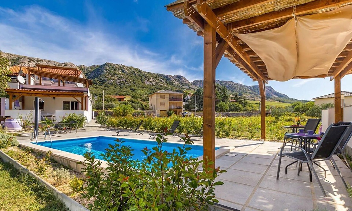 Draga Bascanska Apartment | Gorgeous apartment in Baska with swimming pool