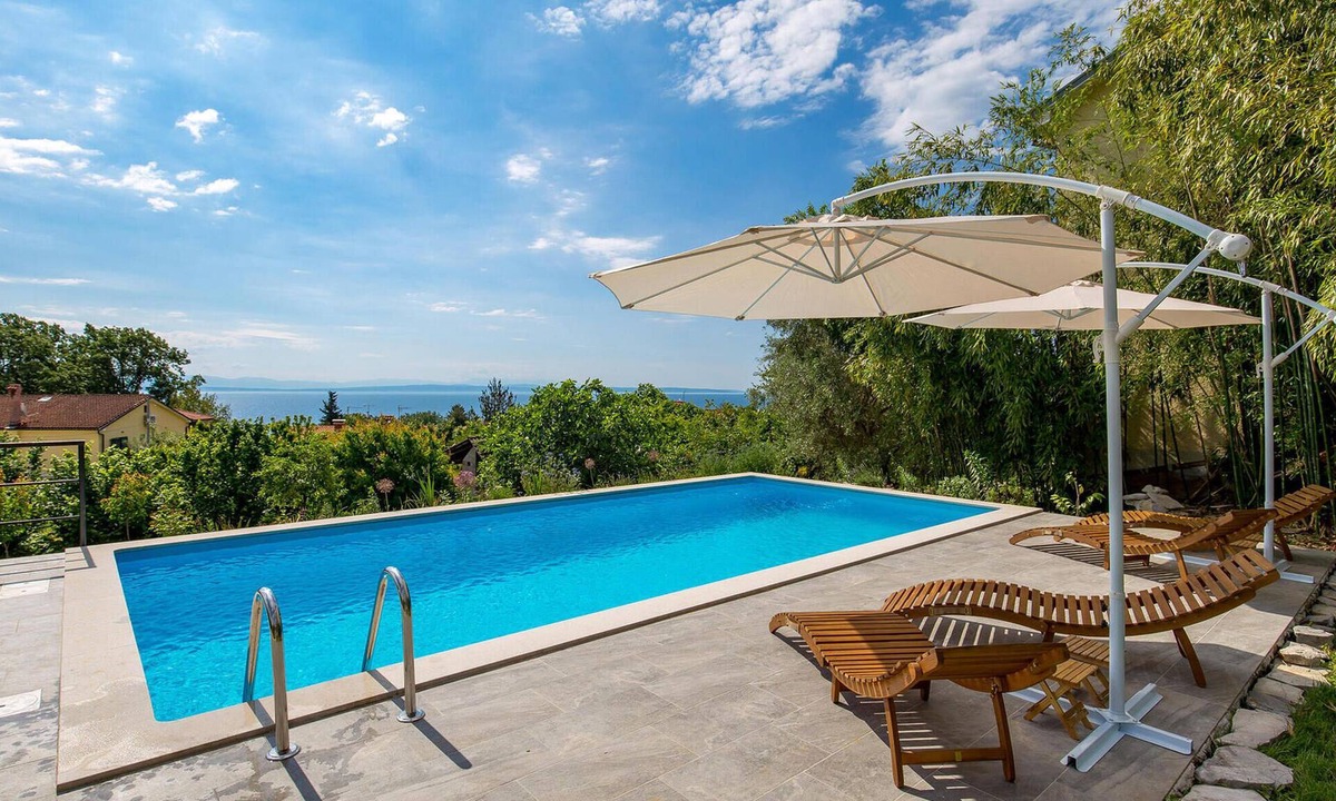 Ika Apartment | Gorgeous apartment in Ika with swimming pool