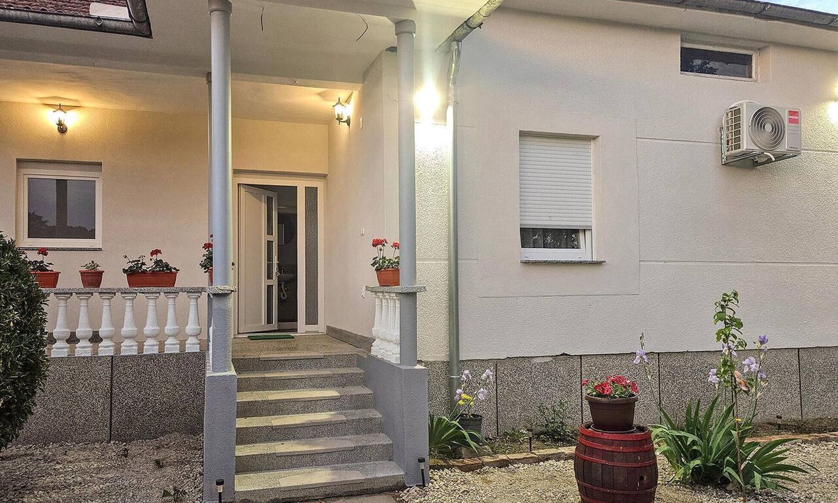 Ferdinandovac House | Gorgeous home in Ferdinandovac with WiFi