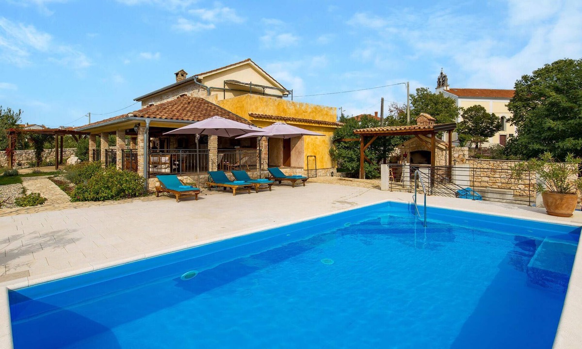 Kras House | Gorgeous home in Kras