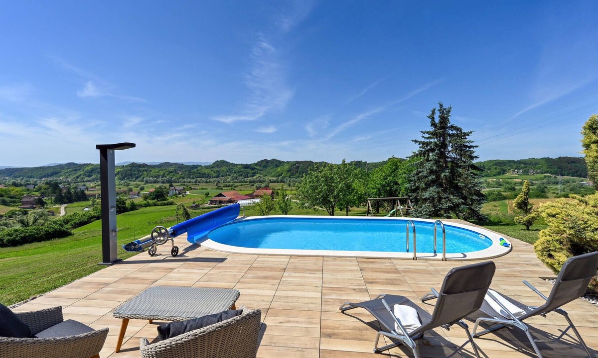 Mace House | Gorgeous home in Mace with sauna