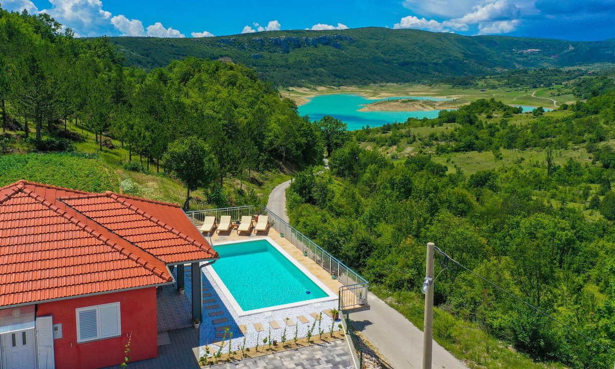 Prolozac House | Gorgeous home in Ricice