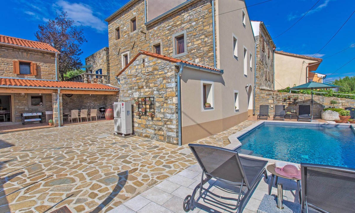 Koper House | Gorgeous home in Smarje