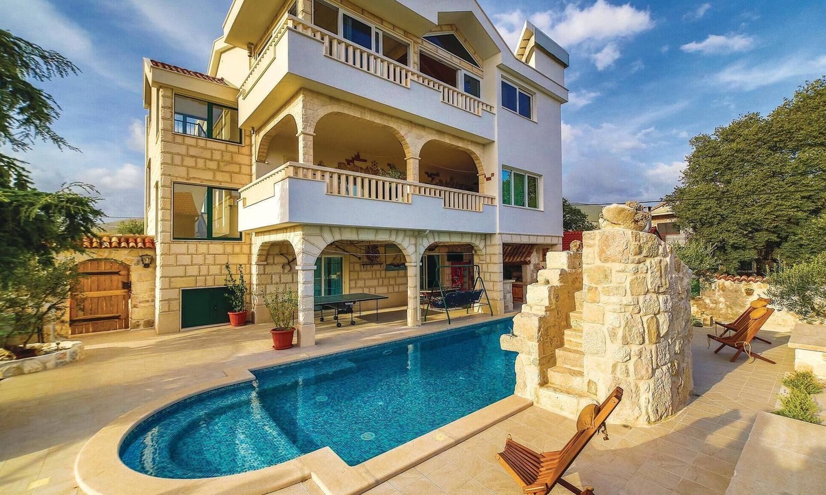Plano House | Gorgeous home in Trogir with sauna