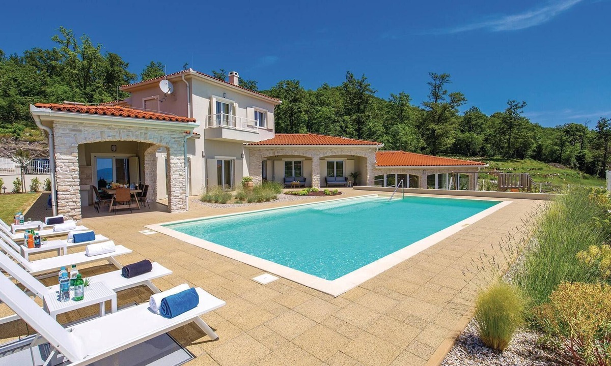 Veprinac House | Gorgeous home in Veprinac with sauna