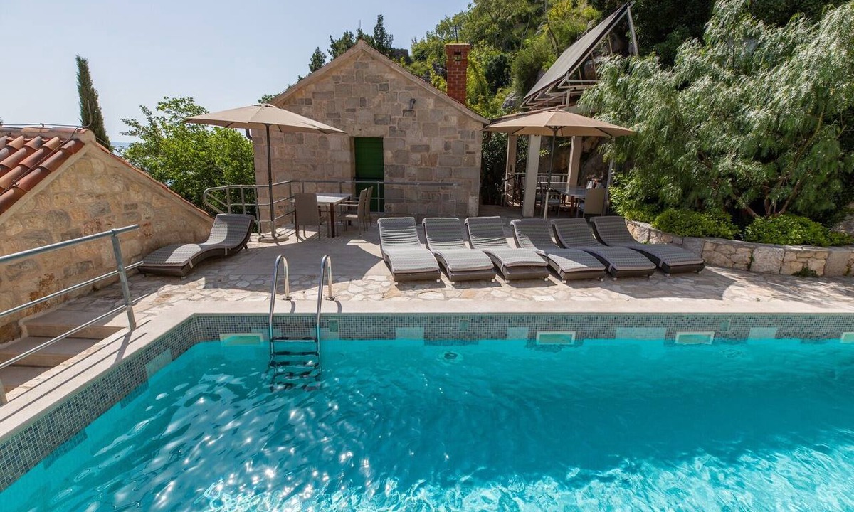 Borak Apartment | Guest House 'Villa Bugenvilija - Pet Friendly' with Private Pool, Wi-Fi and Air Conditioning